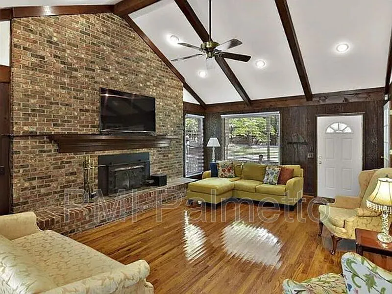 4 bed, 2.0 bath, 2580 sqft, $2,200 — Photo 2
