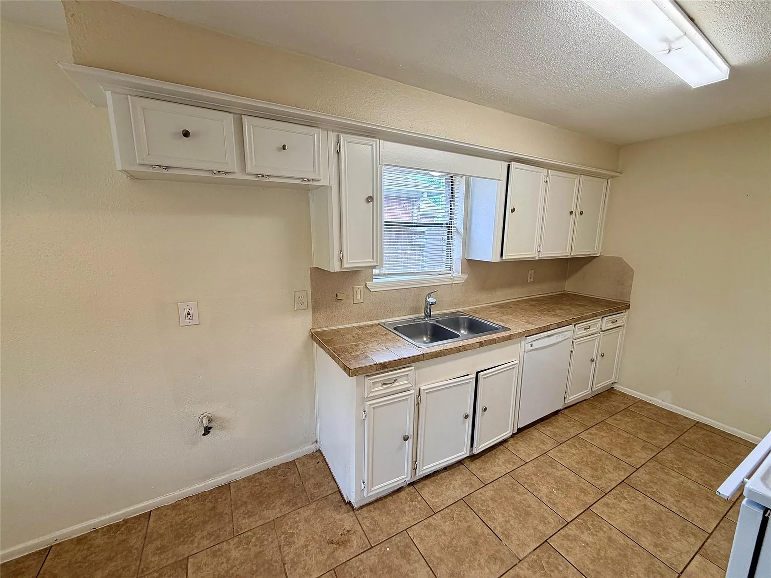 3 bed, 2.0 bath, 1757 sqft, $1,775 — Photo 3