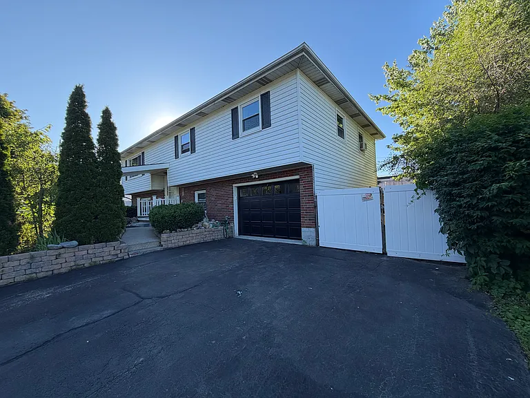 24 Castle Ct #1 — Photo 1