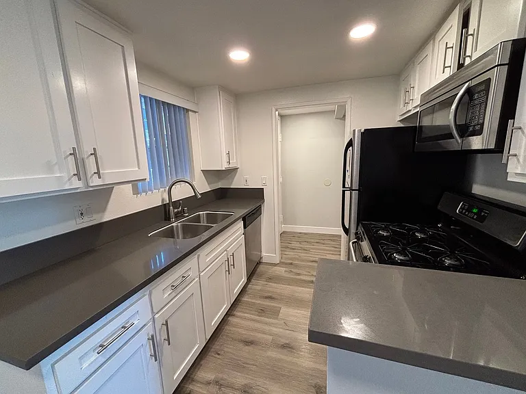 110 S Sweetzer Ave — Photo 39