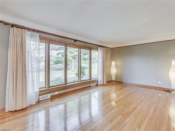 5th image of 9949 Lynn Dr