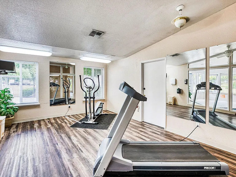 Crowne Pointe Apartments — Photo 9