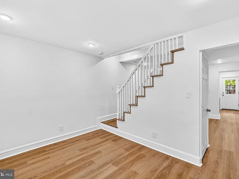 1821 E Oakdale St — Photo 22