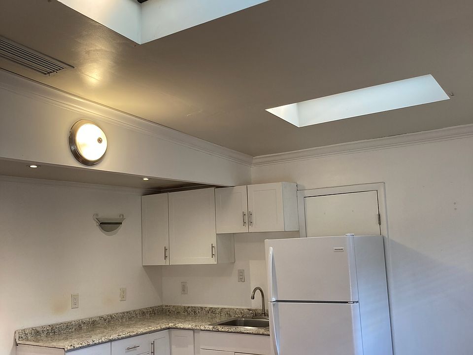 1st image of 555 SW 11th Ave
