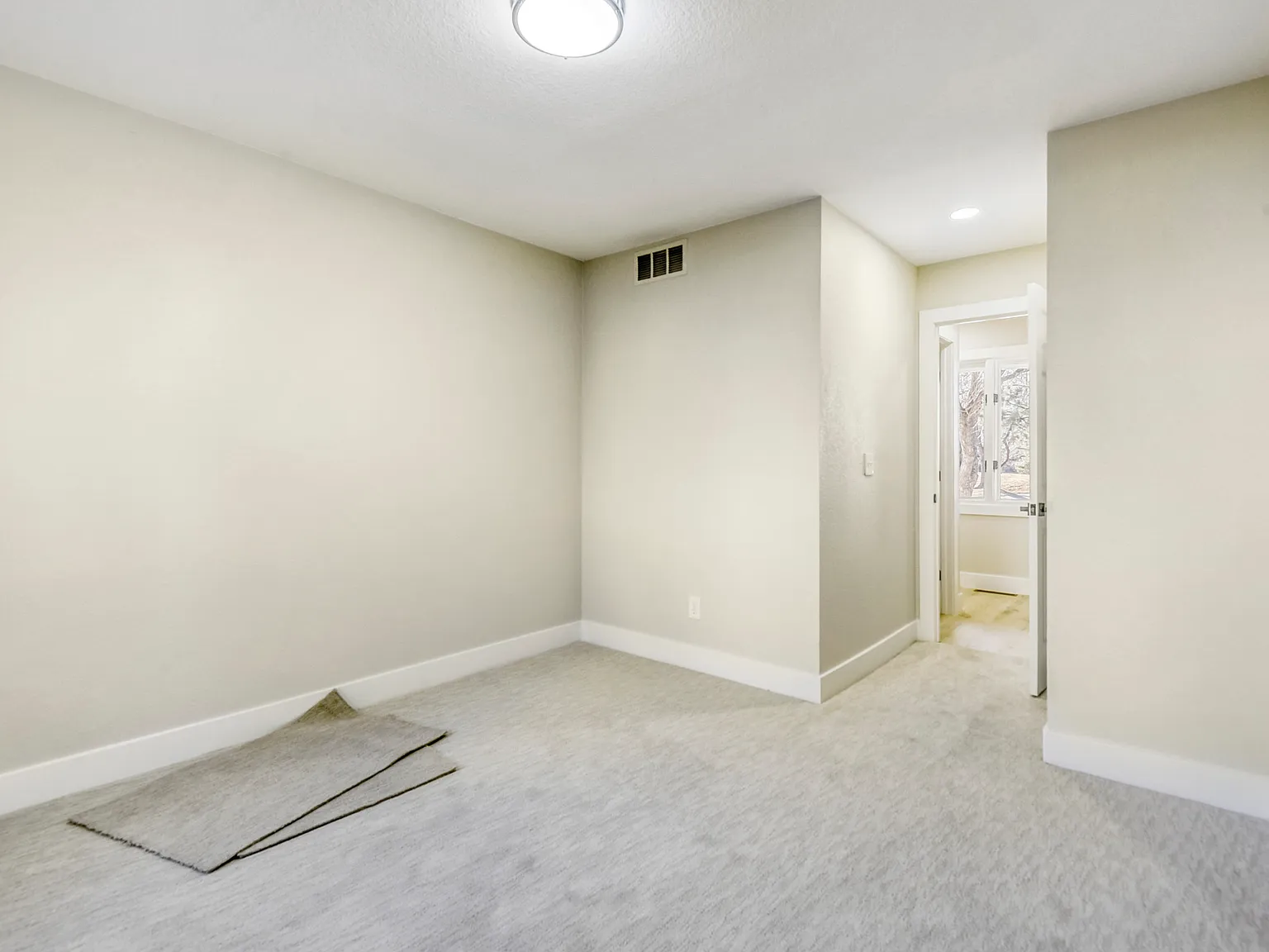 3 bed, 2268 sqft, $3,990 — Photo 3