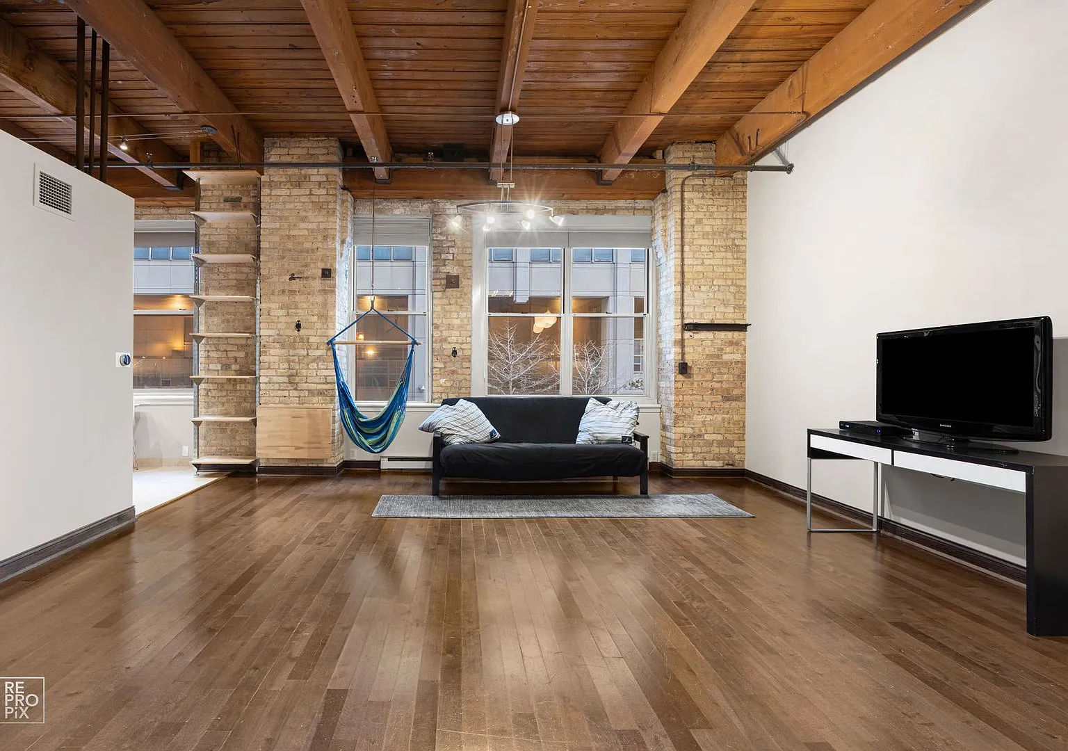 Lakefront Loft in a Historical Building with Every Convenience — Photo 2