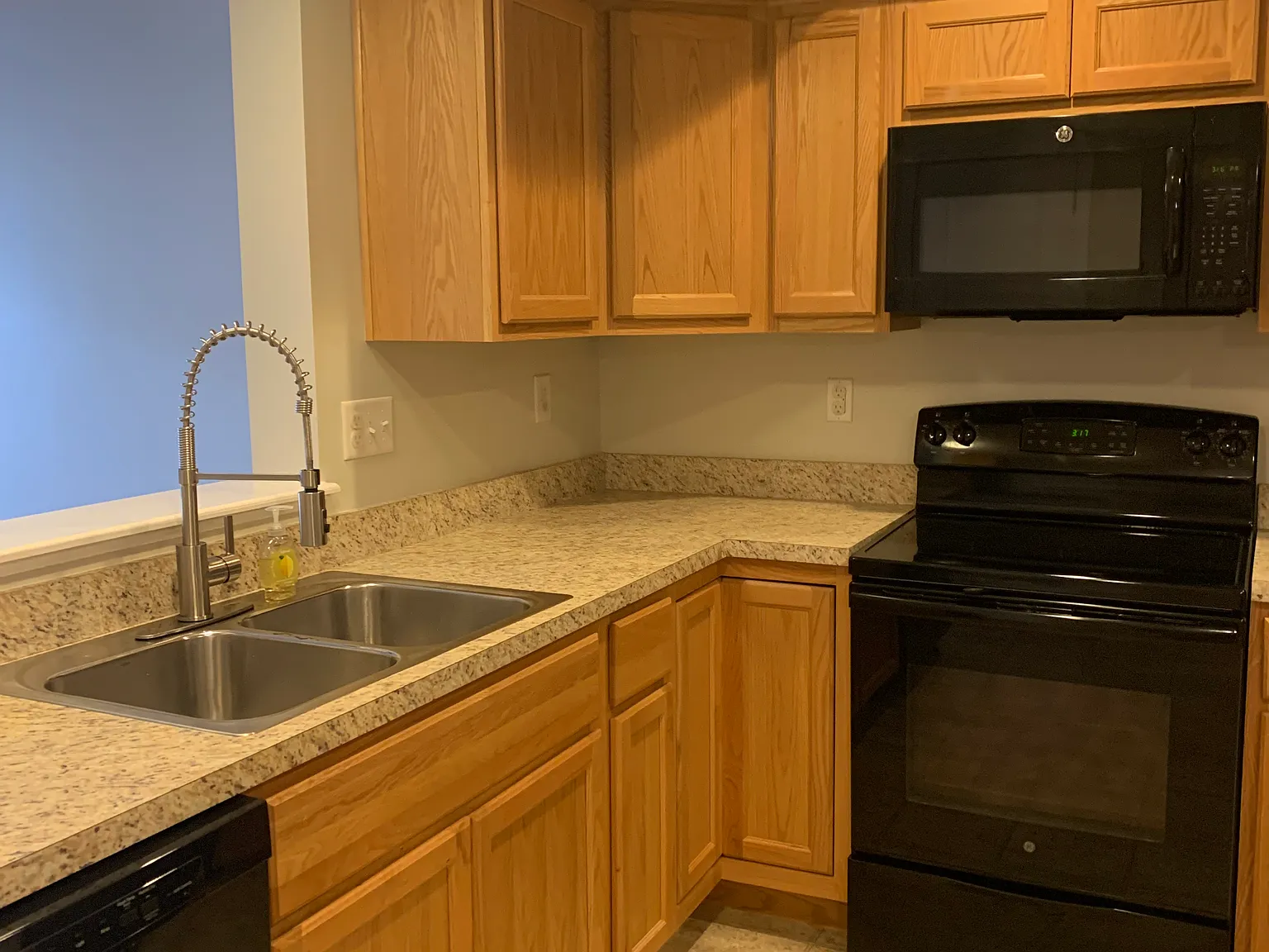 3 bed, 2.5 bath, 1488 sqft, $1,800 — Photo 3