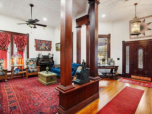 2nd image of 300 W 6th St