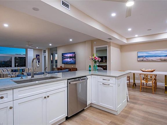 4th image of 400 Park Shore DR #303