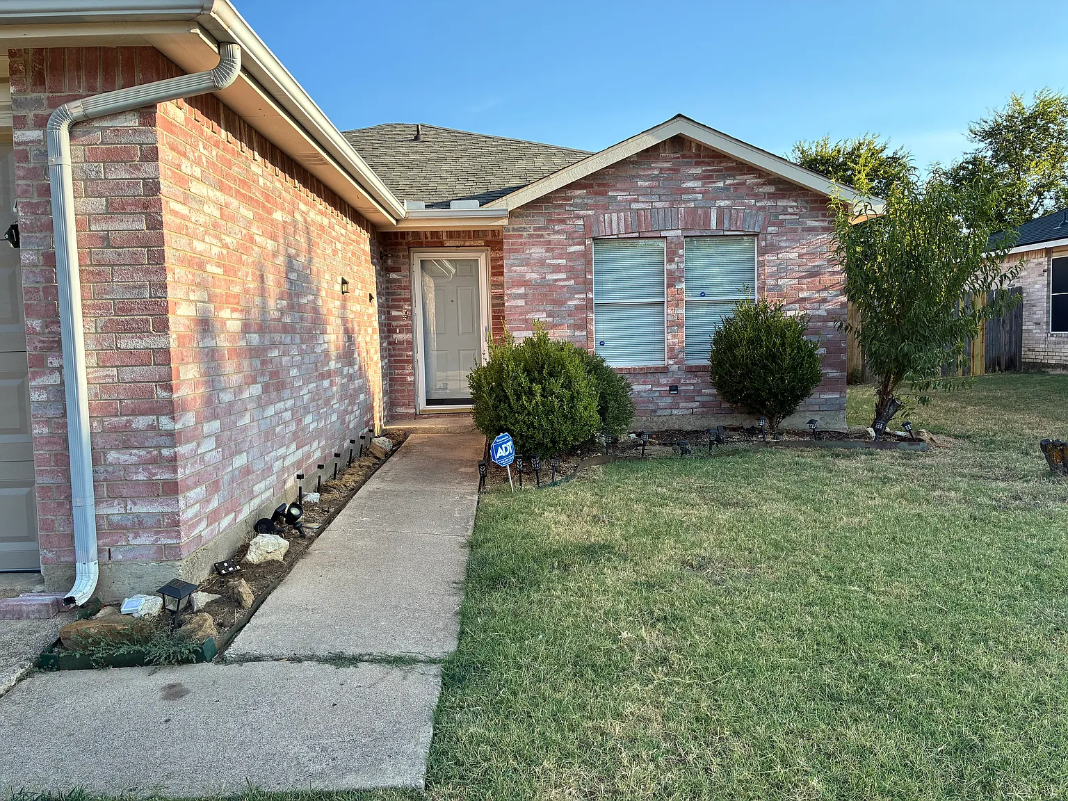 3 bed, 1318 sqft, $2,100 — Photo 1
