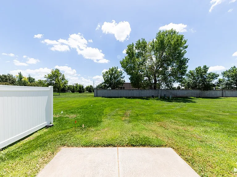 513 N Bristol Ct — Photo 30