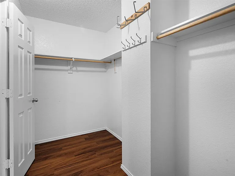 921 Zoe St — Photo 27