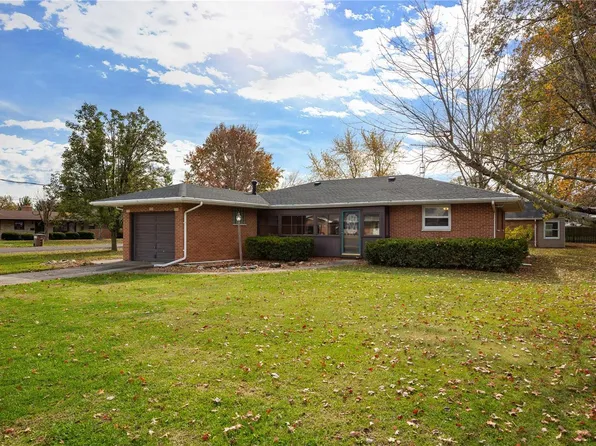206 W Phillips St, Staunton, IL 62088