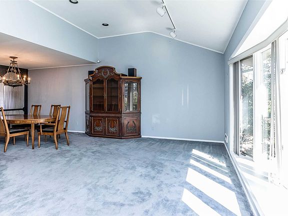 4th image of 945 Woodoak Dr