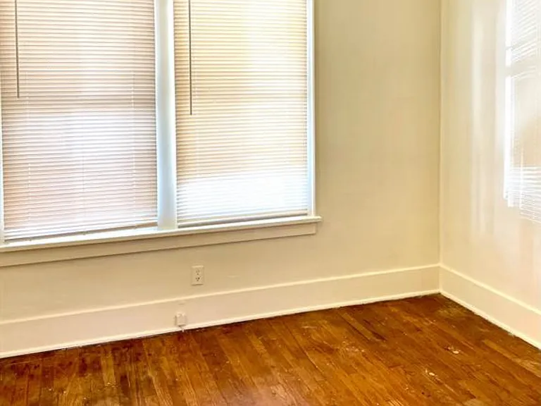 1105 Christopher St — Photo 3