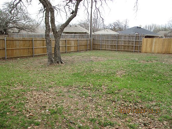 3rd image of 704 Oak Park Dr