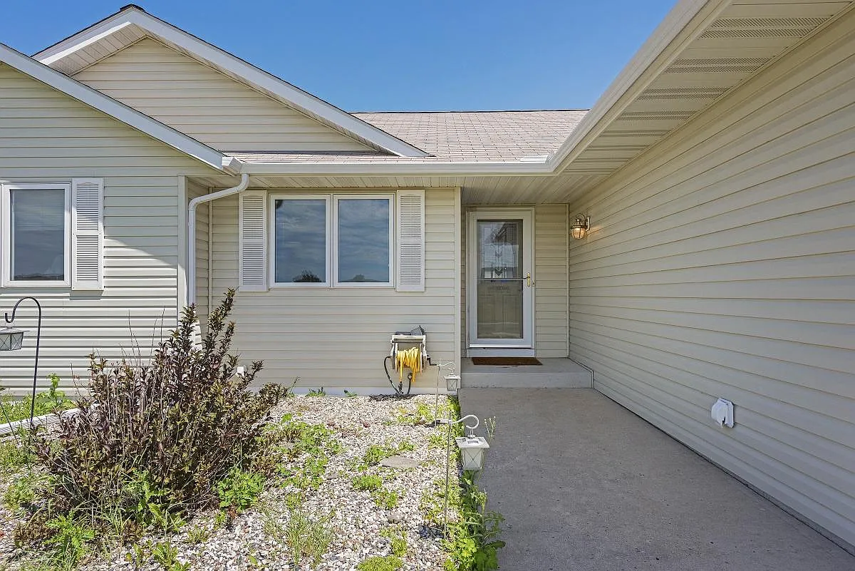 5 bed, 2332 sqft, $2,500 — Photo 4