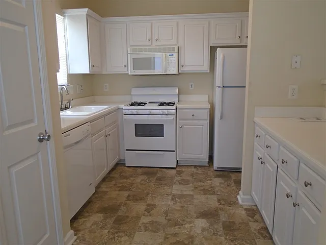 3 bed, 2.5 bath, 1610 sqft, $2,350 — Photo 2