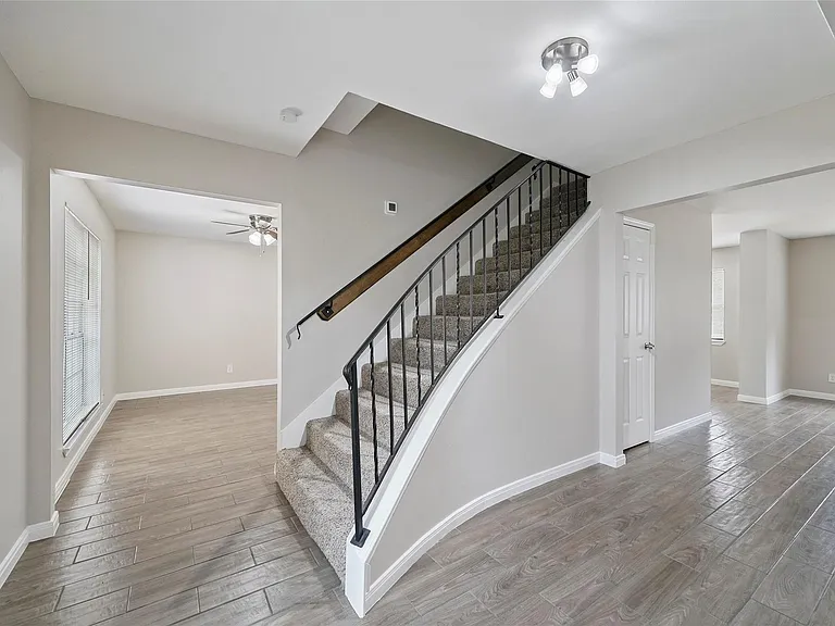 643 Ames St — Photo 2