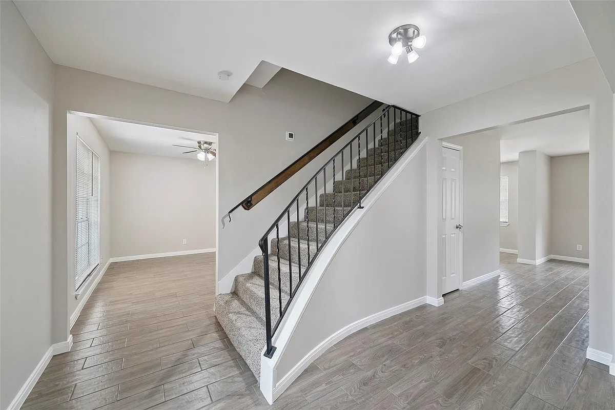 Building Photo - 643 Ames St