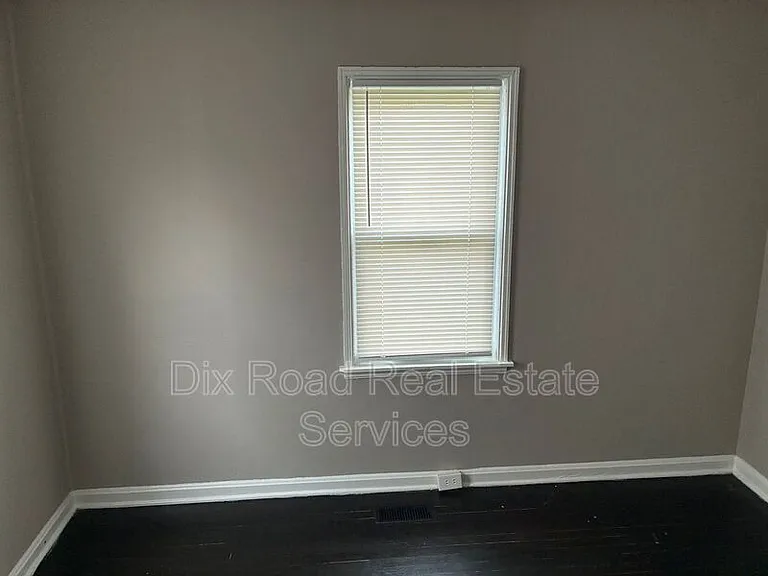729 Cleverly Rd — Photo 7