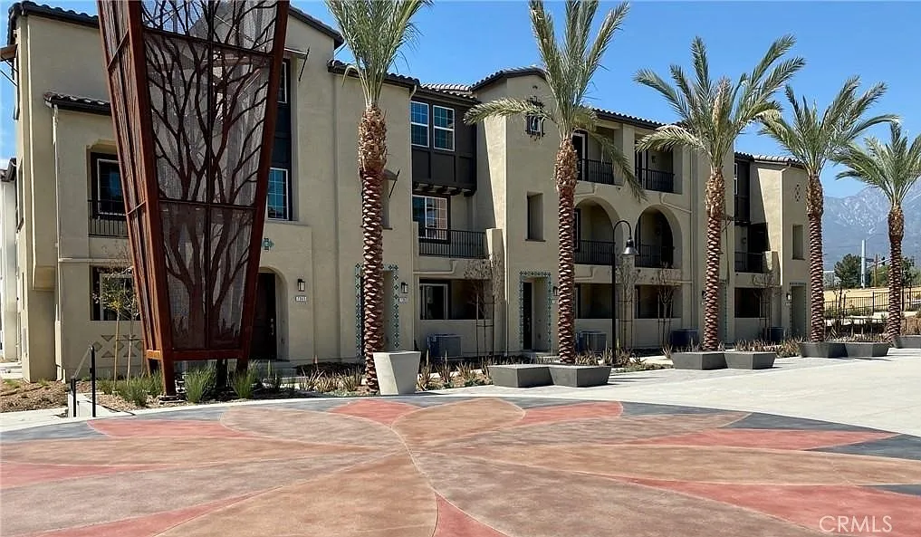 3 bed, 1729 sqft, $3,200 — Photo 2