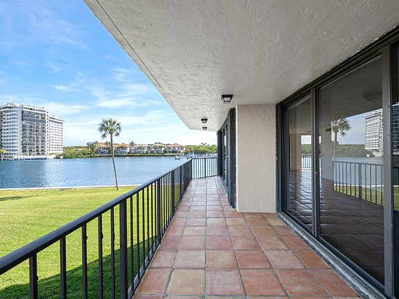 4th image of 899 Jeffery Street #214