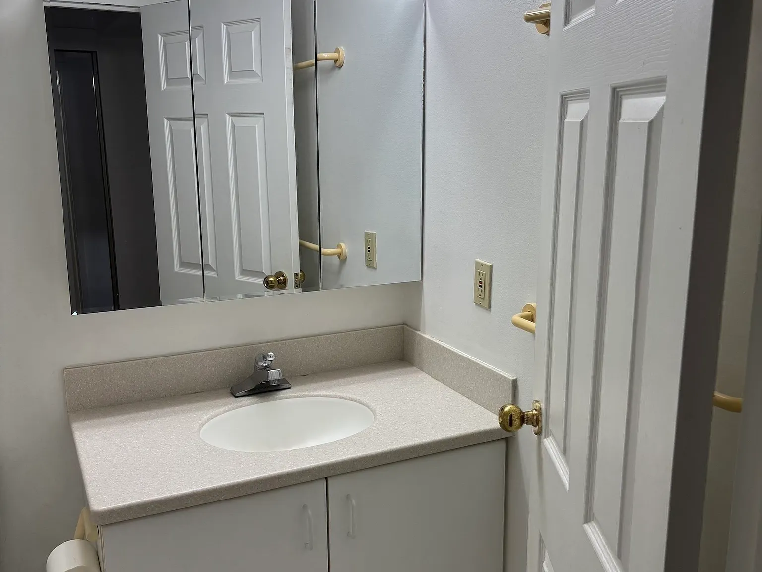 2 bed, 2.0 bath, 1085 sqft, $3,900 — Photo 4