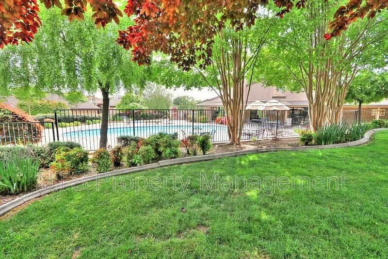 3 bed, 2.0 bath, 1712 sqft, $2,595 — Photo 3