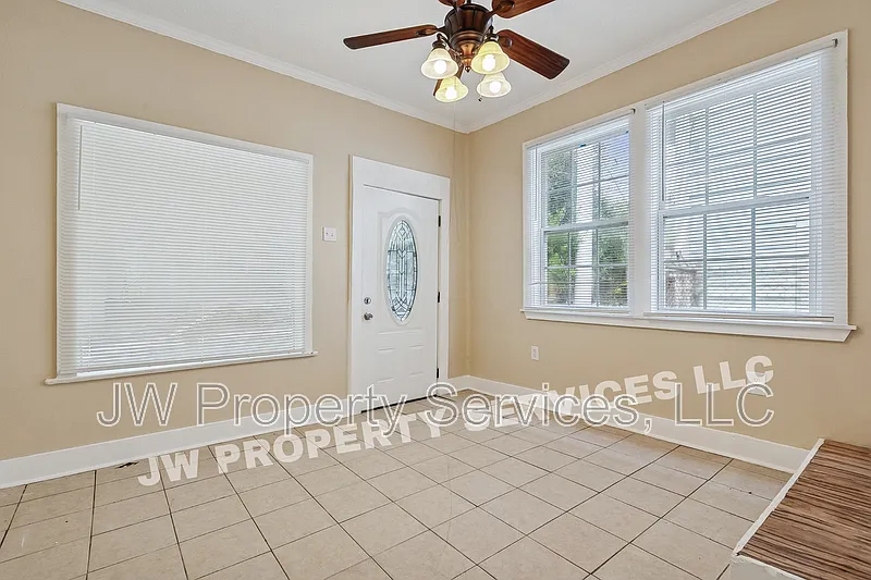 2 bed, 1.0 bath, 800 sqft, $1,200 — Photo 2