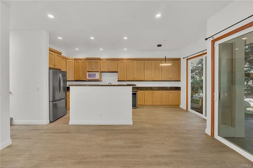 2 bed, 1100 sqft, $4,300 — Photo 3