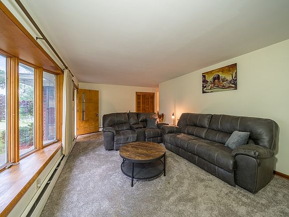 5th image of 303 Wilmot Dr