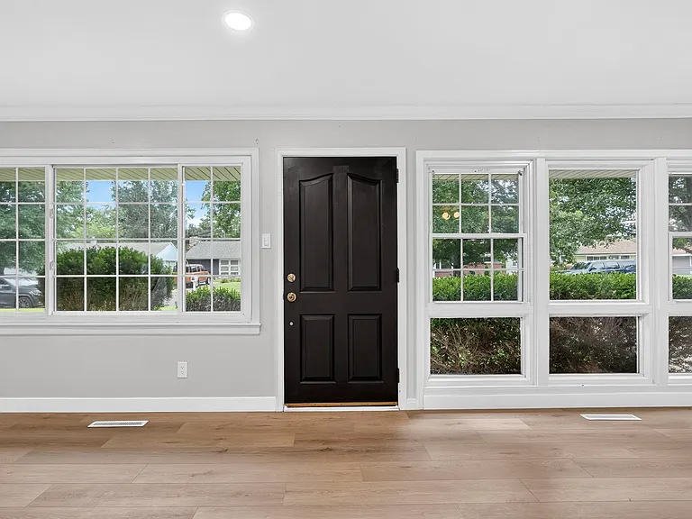 2844 Westlawn St — Photo 4