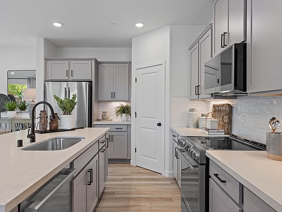 4th image of 2049 Michigan Ln