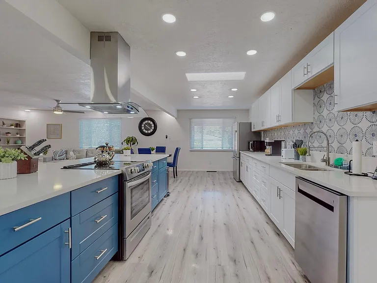 1621 Lafayette Dr NE — Photo 4