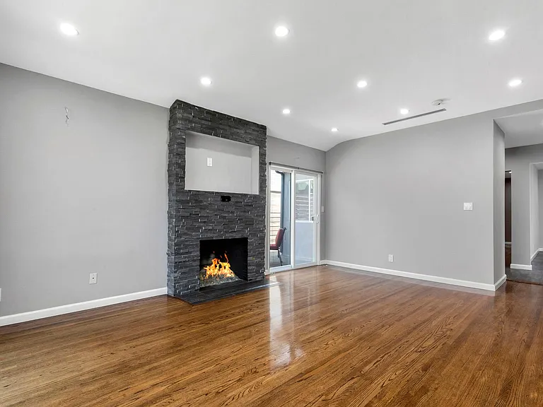 3084 Saint George St — Photo 14