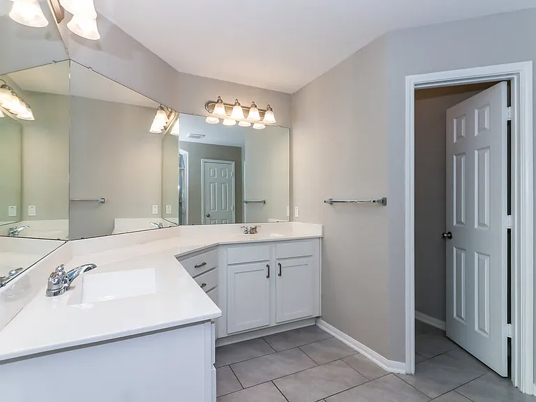 1902 Walnut Green Cir — Photo 10