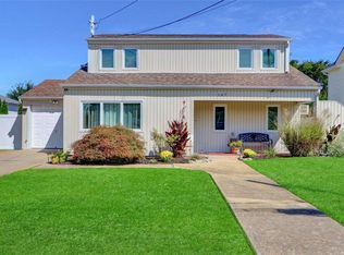 107 Berkeley Pl, Massapequa, NY 11758