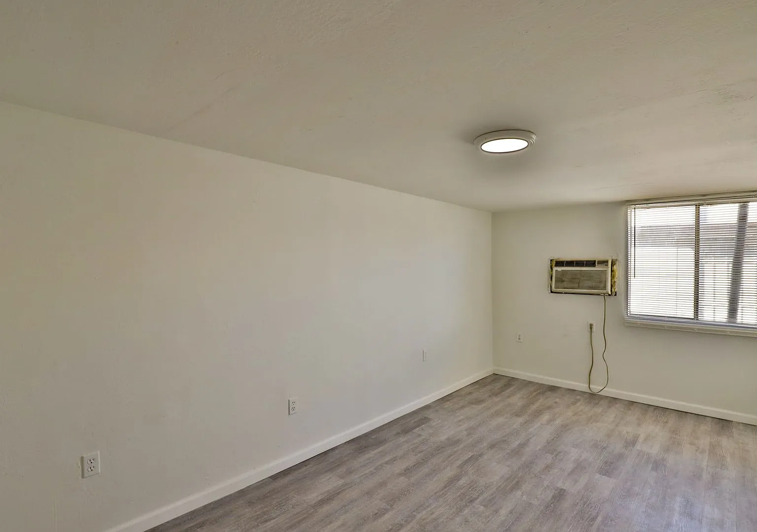 102 E. Hatcher Rd. (CB) — Photo 2