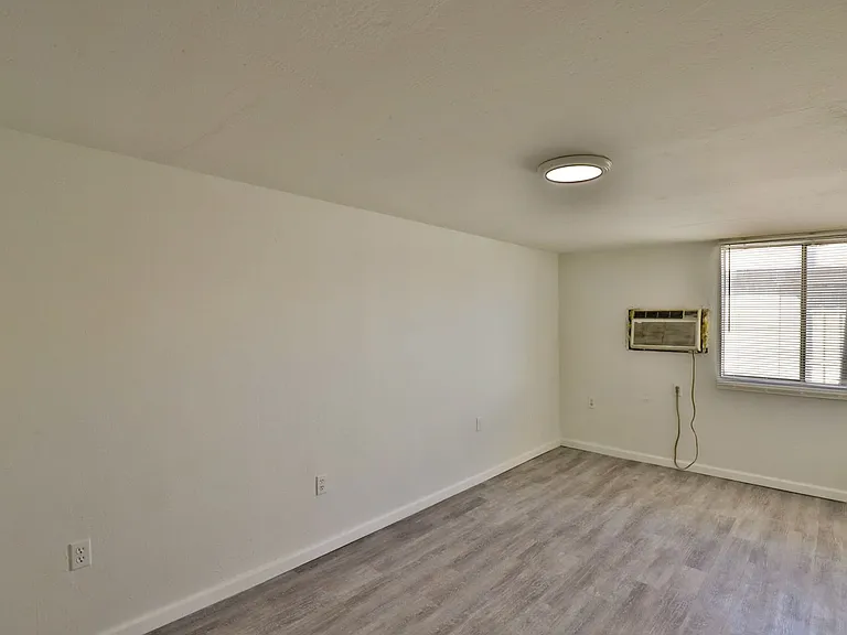 102 E Hatcher Rd — Photo 2