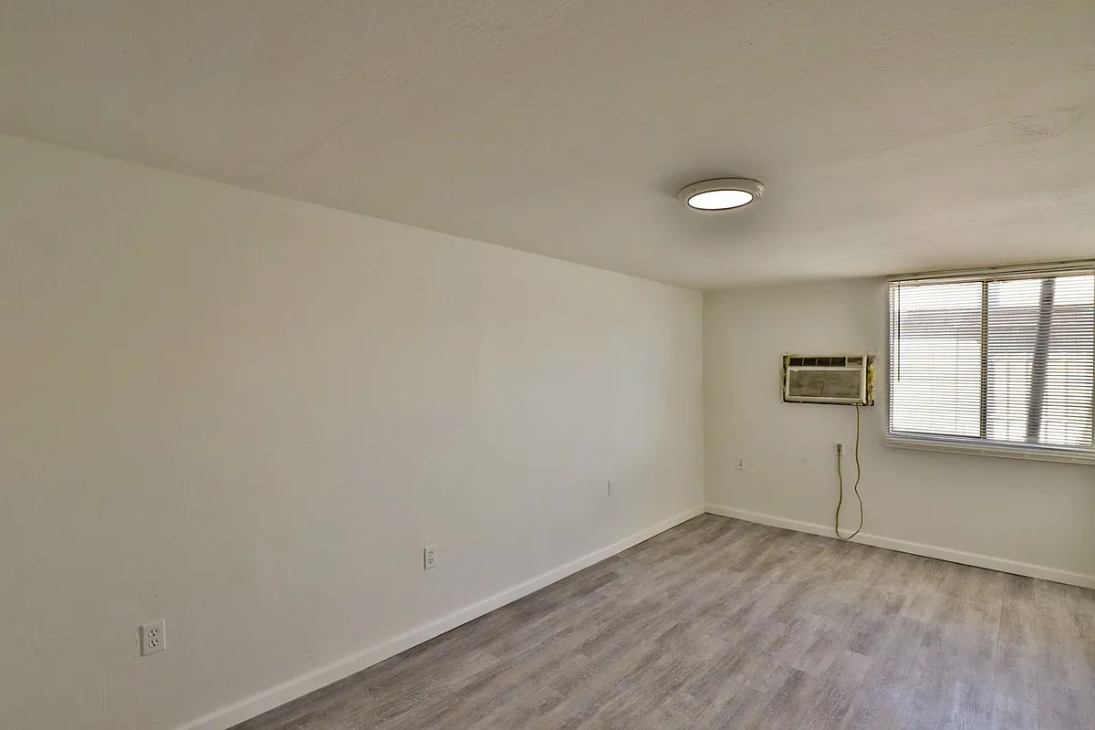 Building Photo - 102 E Hatcher Rd