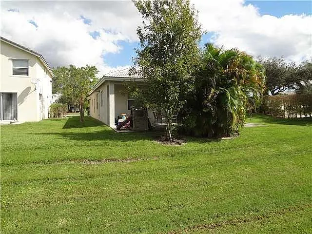 3 bed, 2.0 bath, 1848 sqft, $3,900 — Photo 2