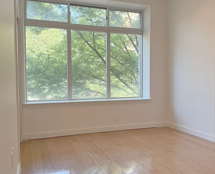 94 Scholes St #2F — Photo 2