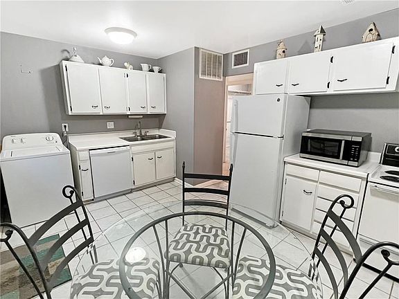 5th image of 2123 Dartmouth St