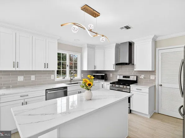 4 Barrington Dr, West Windsor, NJ 08550