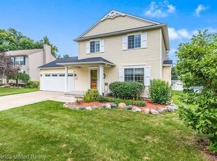 975 Water View Ln, Fenton, MI 48430