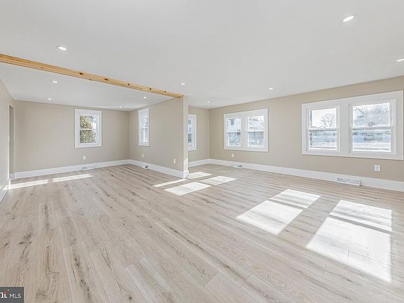 4th image of 581 N Broadway