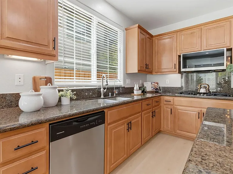 456 N Sierra Madre St — Photo 23