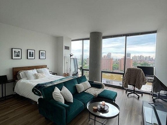 3rd image of 841 W Blackhawk St #1503
