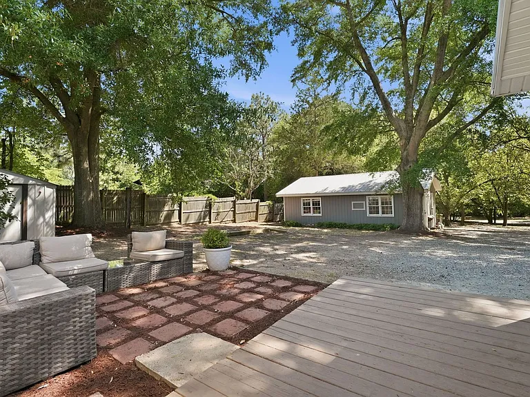 1425 Central Dr — Photo 41